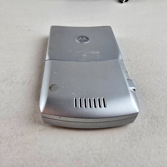 Motorola Razr V3m Flip Phone Silver Verizon With Wall Charger & Belt Clip Case - Picture 6 of 8